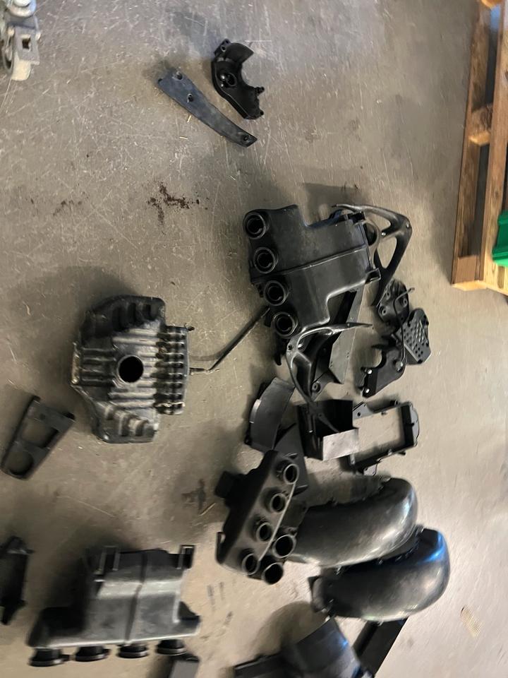 Suzuki GSXR 750 1100 Luftfilter Kasten Heck Plastik je 10€