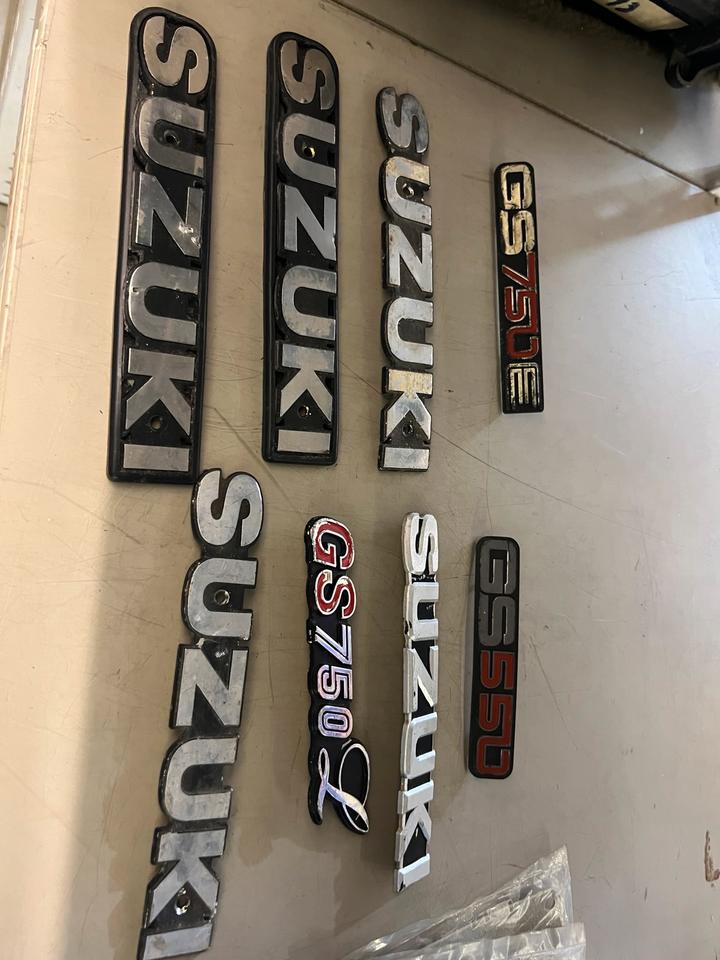 Suzuki GS 1000 GS 750 Emblem je 15€