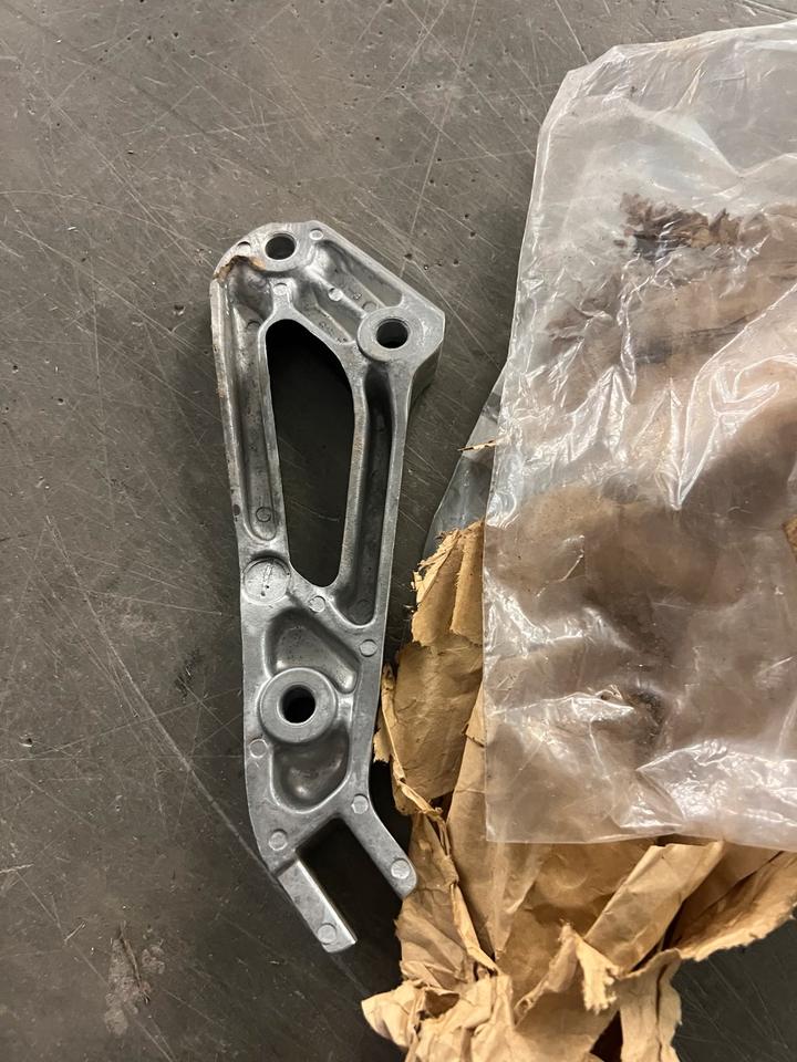 Suzuki gsx 1100 ed Fußrasten 43811-49510-000Platte rechts neu 33€