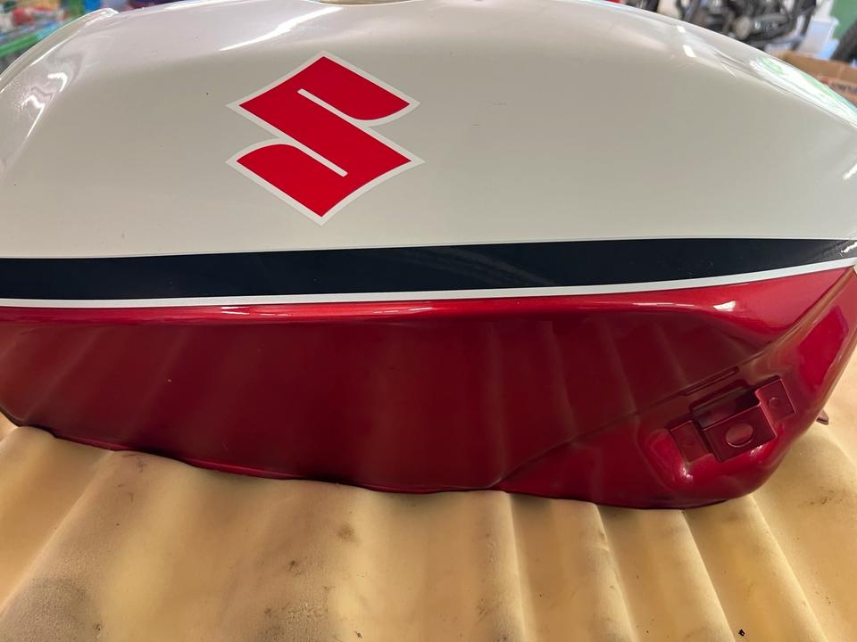 Tank Original Suzuki GSX750 ESD Bj. 83-84 44100-31320...