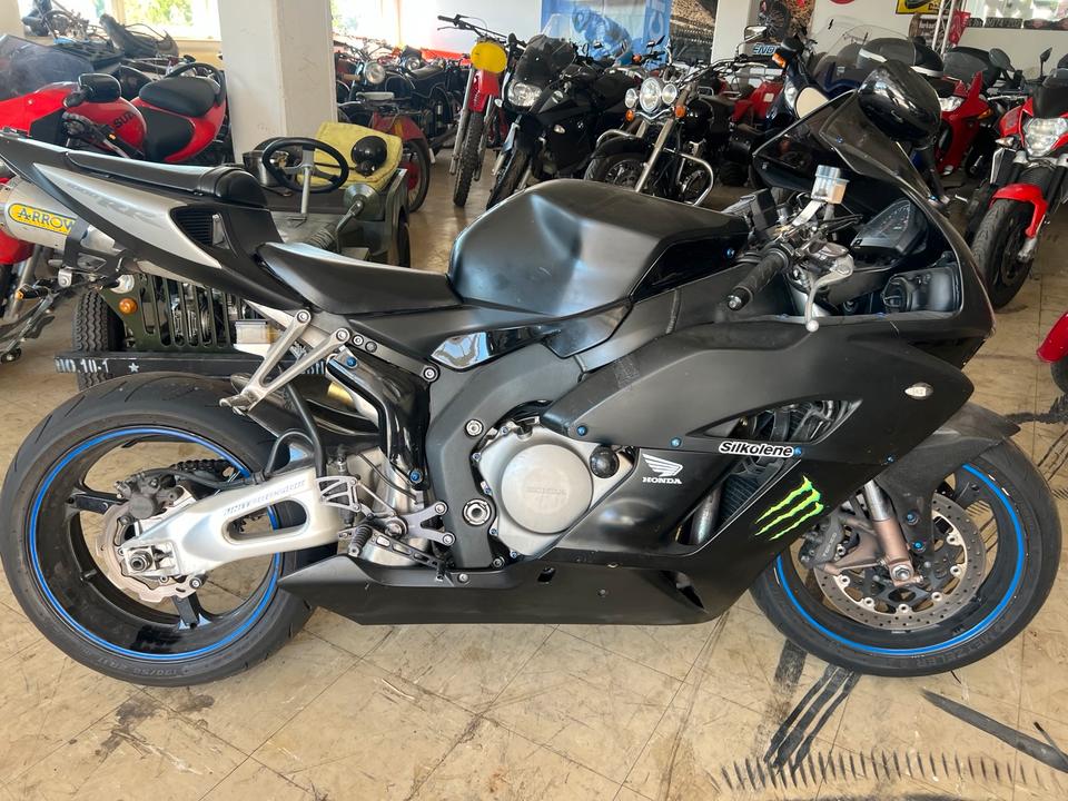 Honda cbr 1000 rr von 2005 2900€