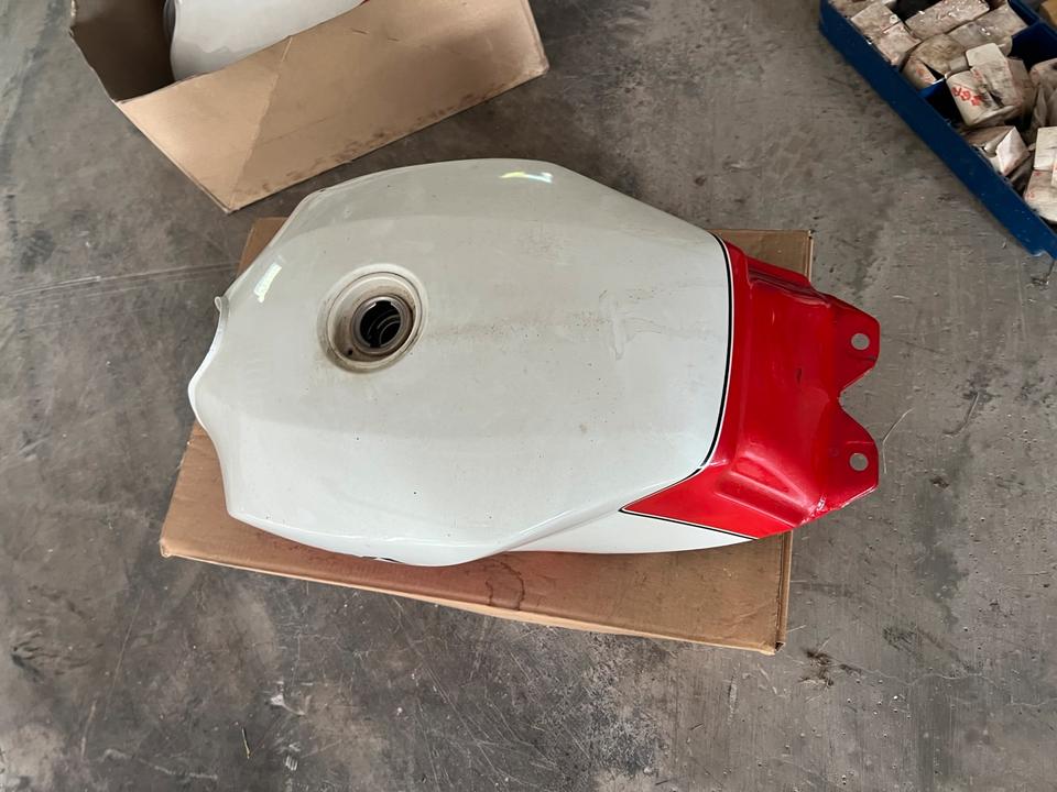 Suzuki GSX 550 Tank 110€