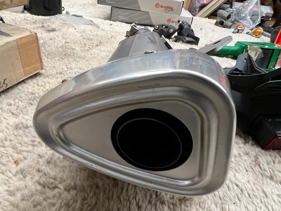 Suzuki GSXR 600 K8 Auspuff Kennzeichen Halter Orginal neu