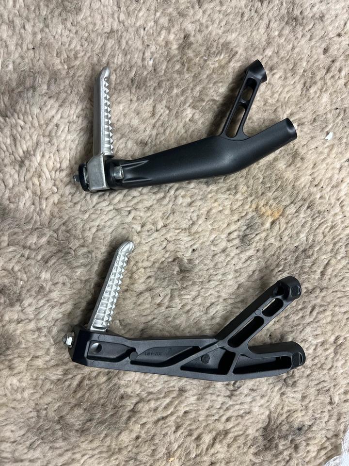 Yamaha r6 rj27 Fußrasten Sozius je 50€