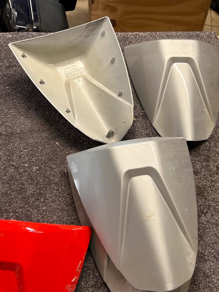Aprilia RSV 1000 Sozius Abdeckung du’s.106201 neu je 60€