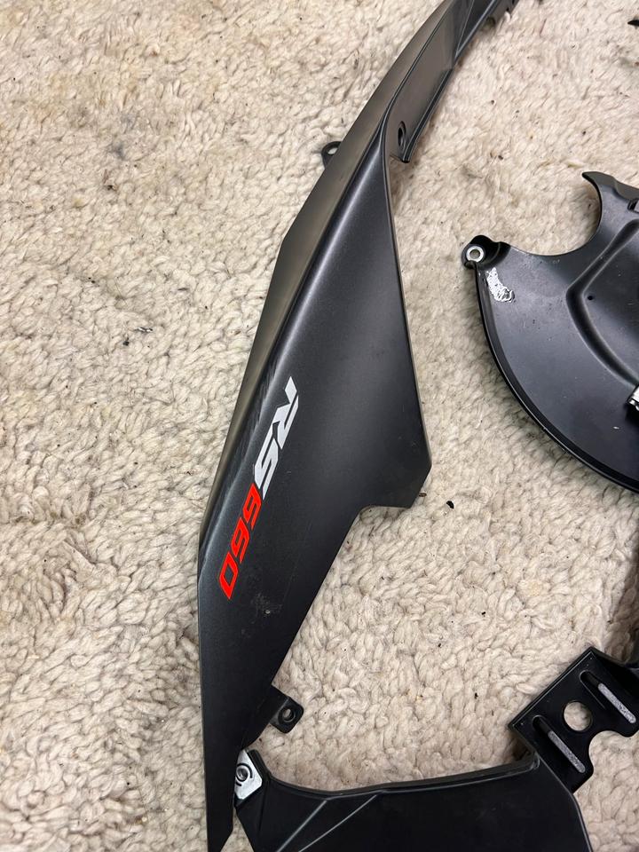 Aprilia RS 660 Verkleidung seitlich unten alles 70€