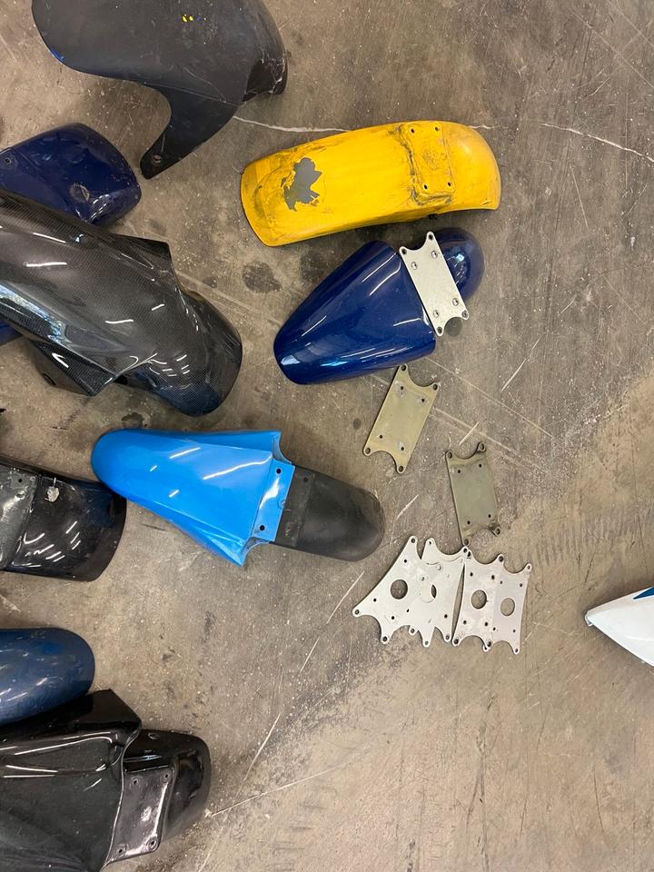 Suzuki GSXR 750 1100 kotflügl Halter je 15€