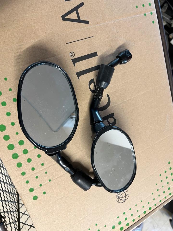 Triumph Speed Triple 1050 Spiegel links 20€
