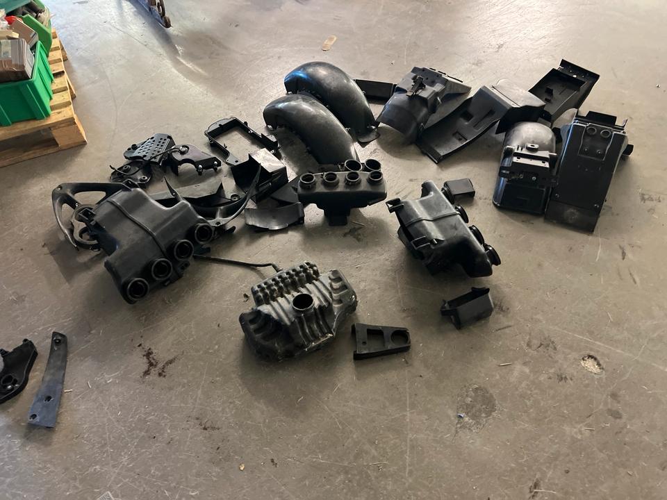 Suzuki GSXR 750 1100 Luftfilter Kasten Heck Plastik je 10€