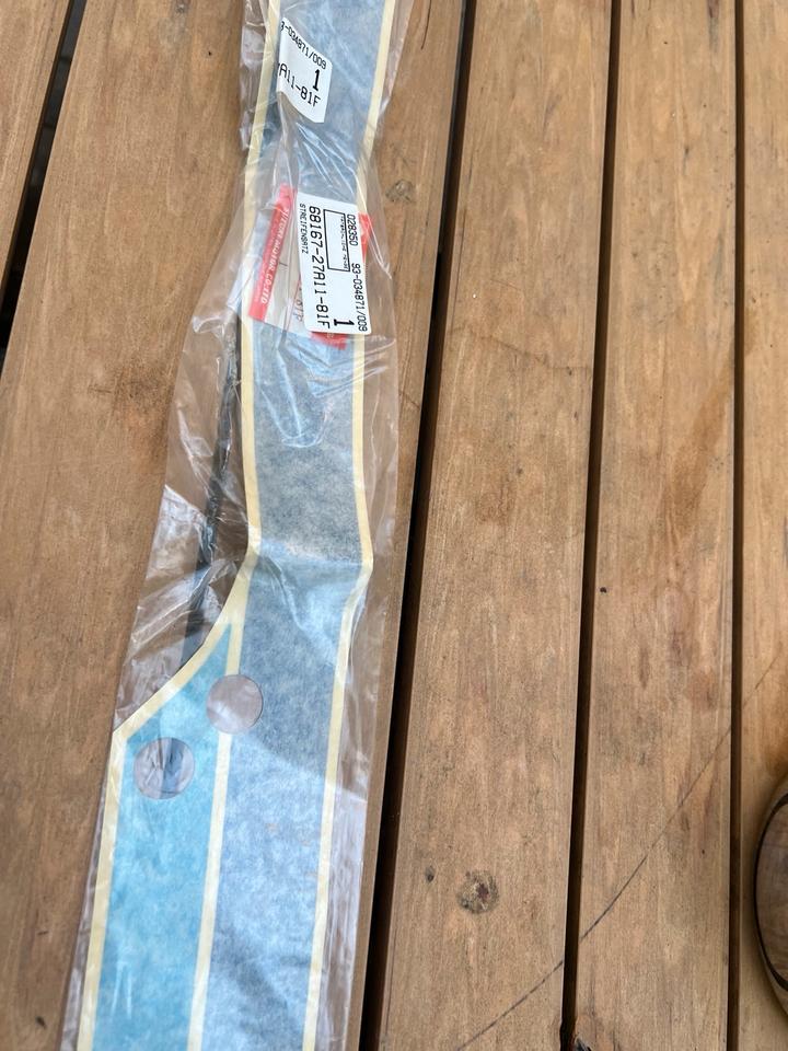 Suzuki GSXR 750 Aufkleber 68167-27A11-81F neu 20€