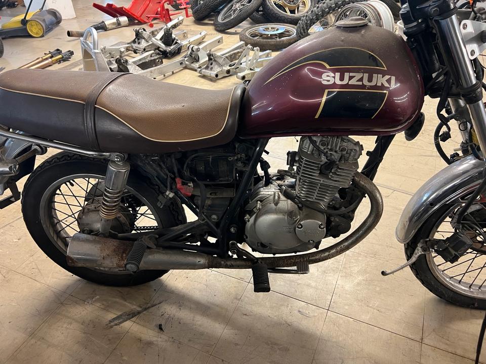 Suzuki TU125 X in Teilen