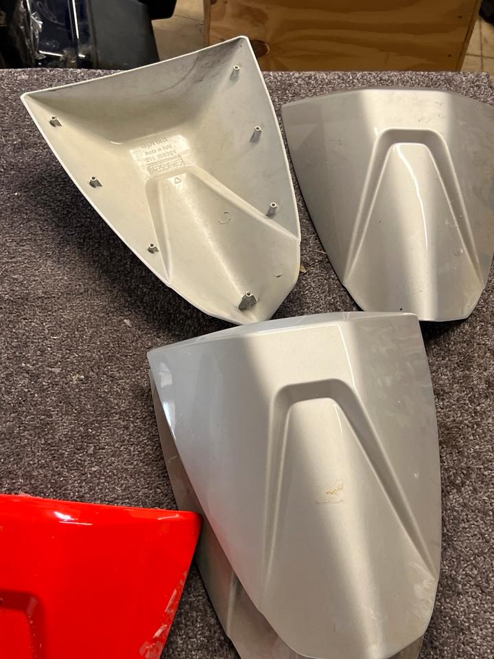 Aprilia RSV 1000 Sozius Abdeckung du’s.106201 neu je 60€
