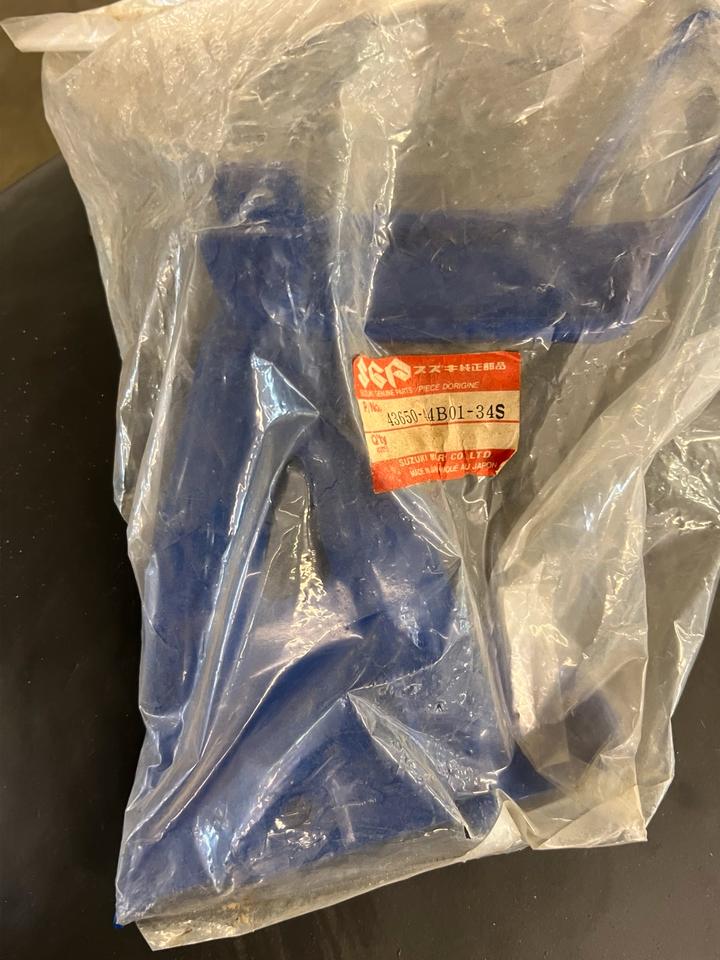 Suzuki DR 750 Fußstütze neu 43650-44B01-34S Halter