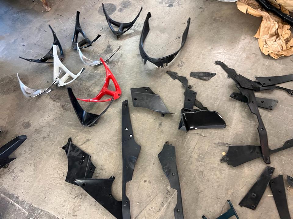 Suzuki GSXR 750 1100 Verkleidung Plastik je 10€