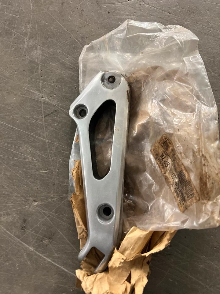 Suzuki gsx 1100 ed Fußrasten 43811-49510-000Platte rechts neu 33€