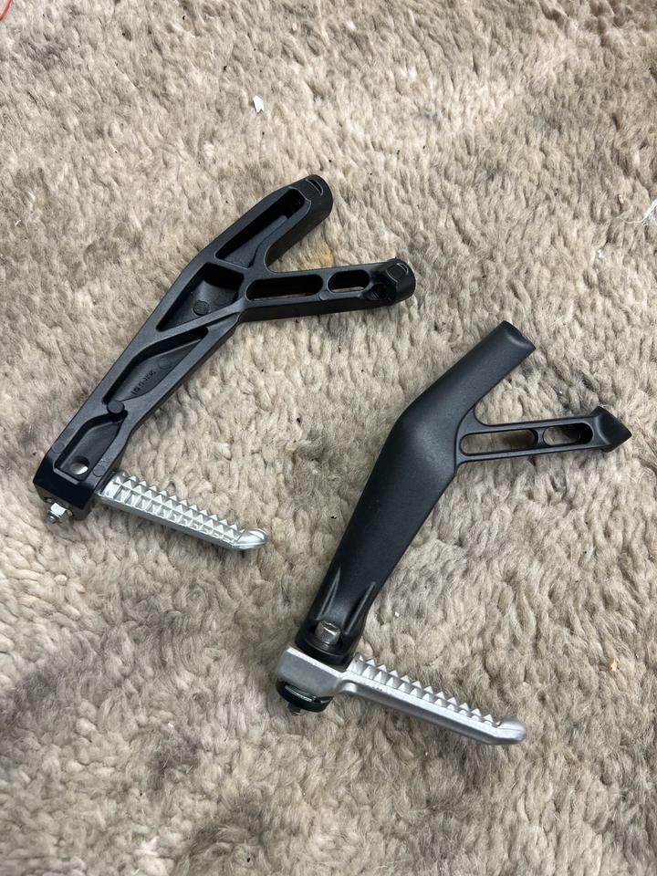 Yamaha r6 rj27 Fußrasten Sozius je 50€