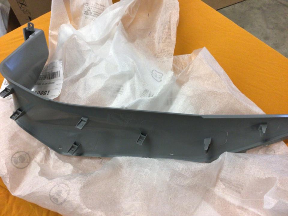 Fussrastenabdeckung rechts Piaggio mp5 1B009008 neu 50€