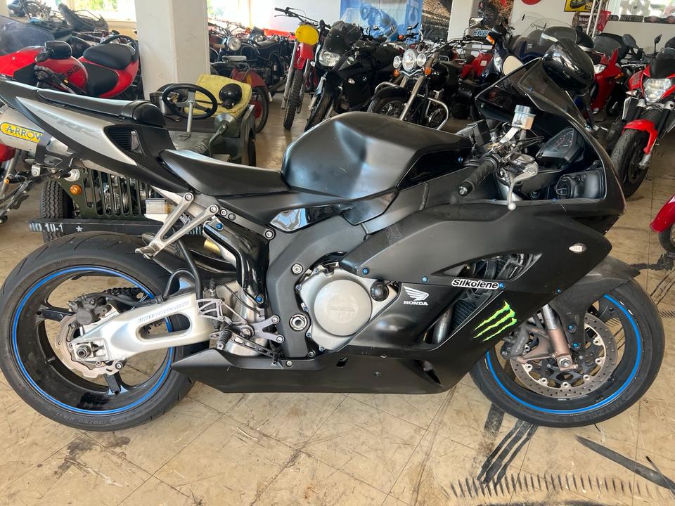 Honda cbr 1000 rr von 2005 2900€
