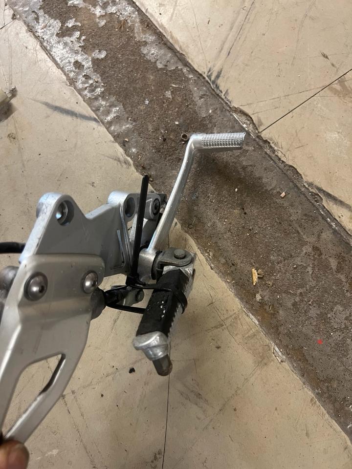 Suzuki TL1000 R Fußrasten Platte rechts Bremshebel 50€
