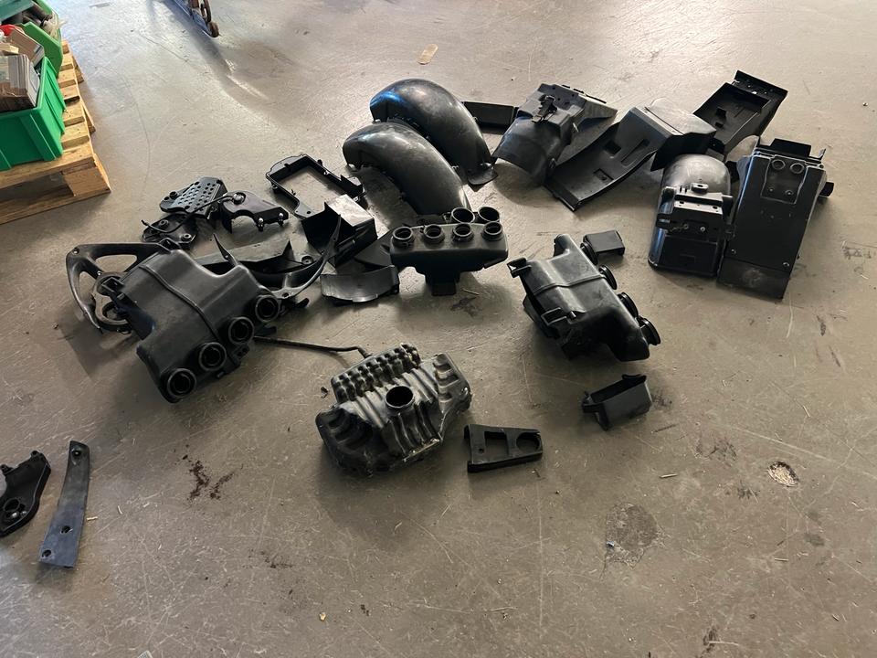 Suzuki GSXR 750 1100 Luftfilter Kasten Heck Plastik je 10€
