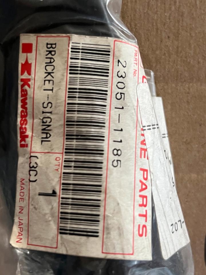 Kawasaki gpx 750 Blinker Halter 230051-1185 neu Orginal 7€