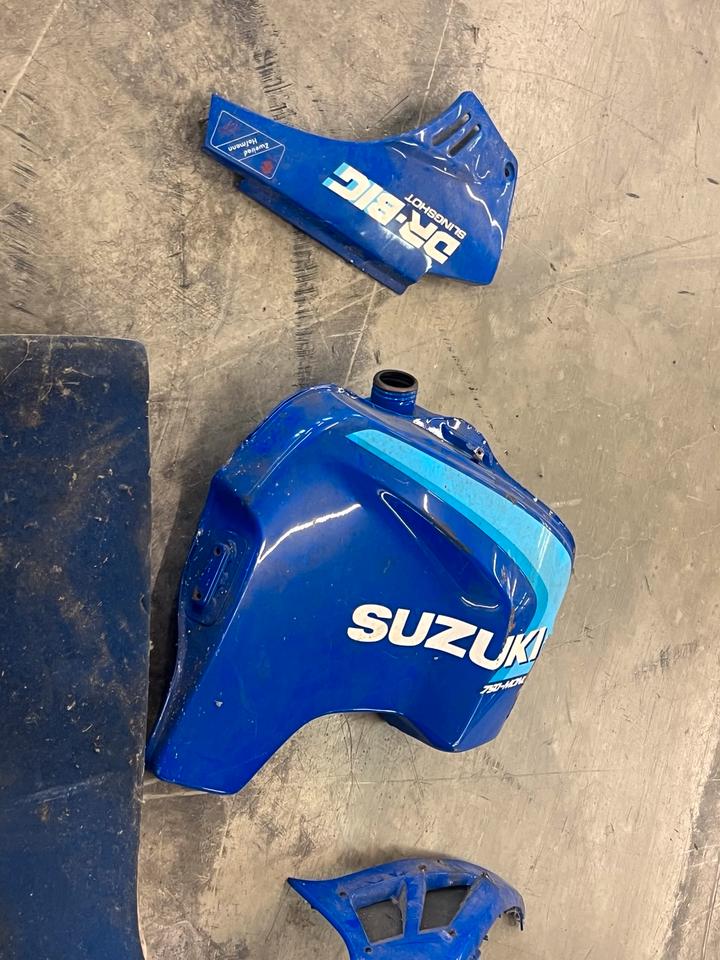 Suzuki DR 800 BIG Tank Verkleidungen alles 50€