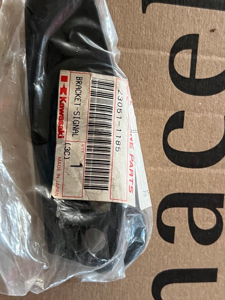 Kawasaki gpx 750 Blinker Halter 230051-1185 neu Orginal 7€