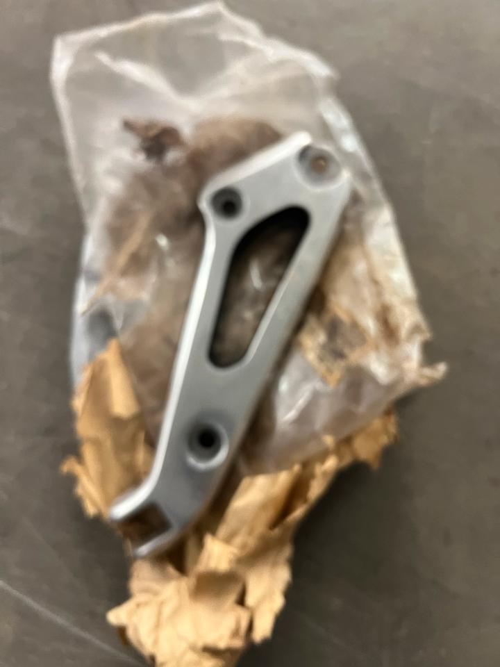 Suzuki gsx 1100 ed Fußrasten 43811-49510-000Platte rechts neu 33€