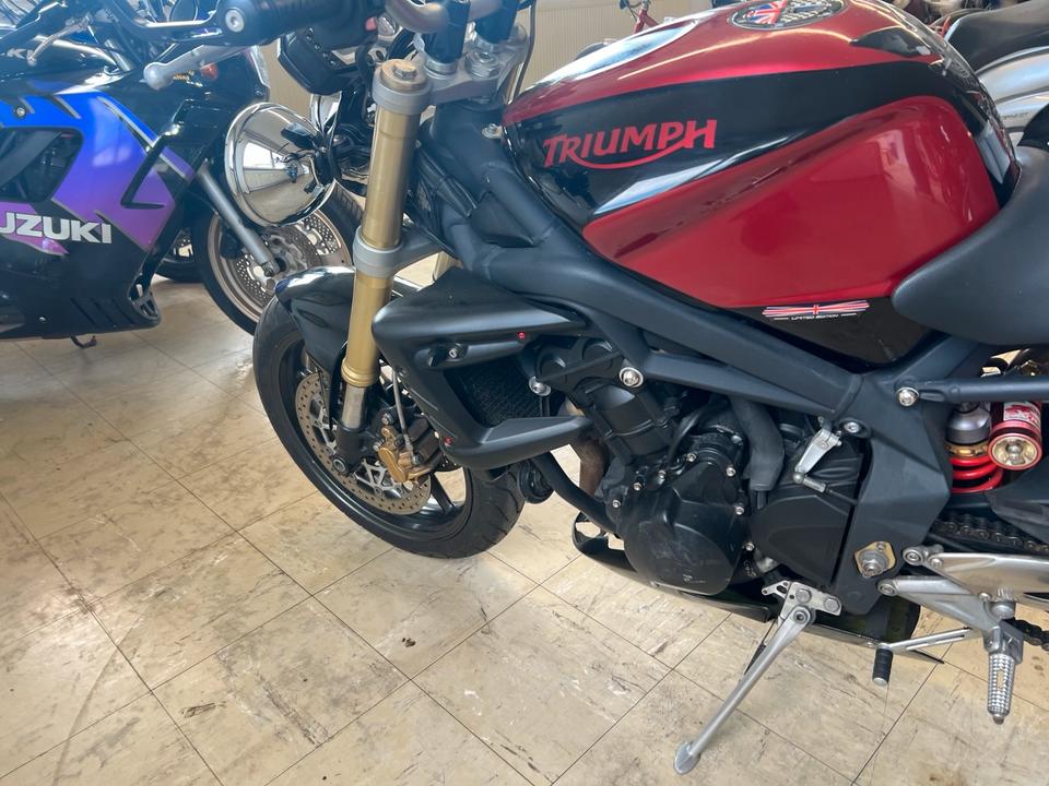 Triumph street Triple 675 2900€