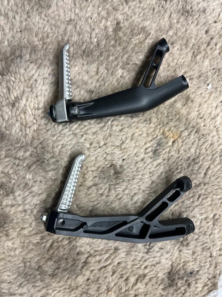 Yamaha r6 rj27 Fußrasten Sozius je 50€