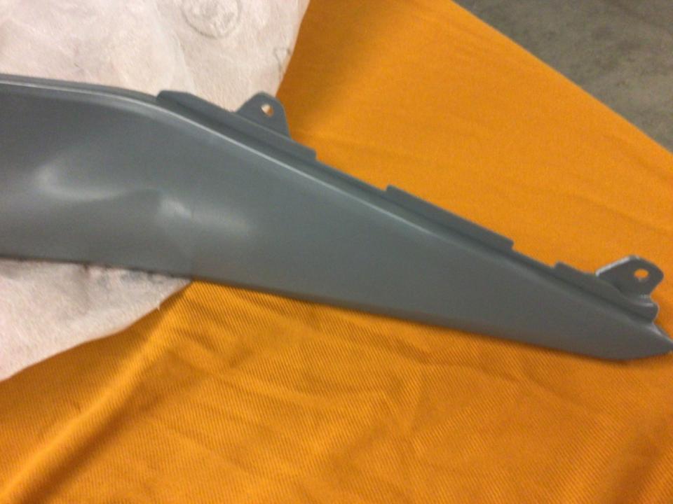 Fussrastenabdeckung rechts Piaggio mp5 1B009008 neu 50€