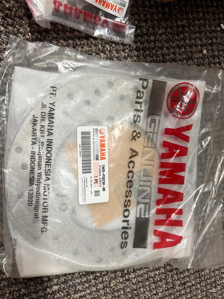 Yamaha r3 Bremsscheibe 1WD-F582W-00 neu hinten Orginal neu 95€