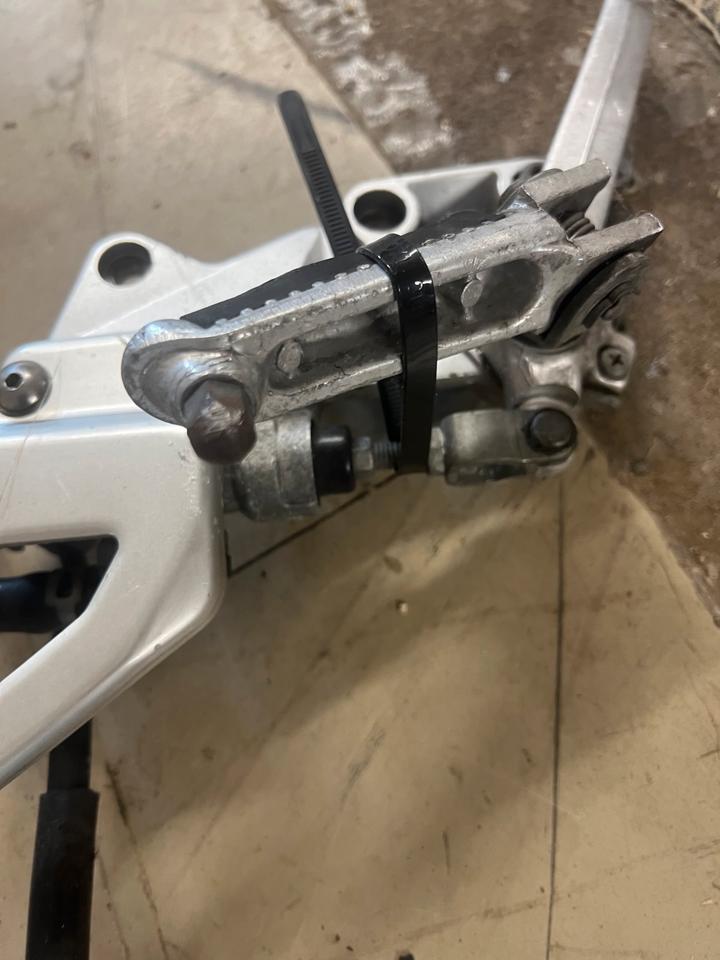 Suzuki TL1000 R Fußrasten Platte rechts Bremshebel 50€