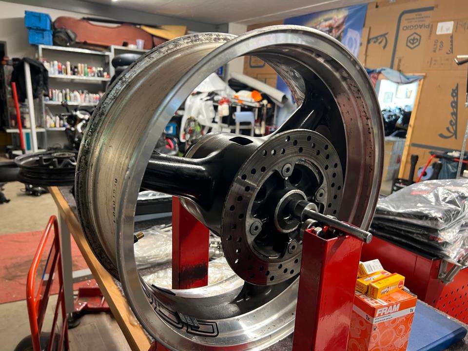 Kawasaki Z 1000 Felge hinten Rad 90€ mit Bremsscheibe