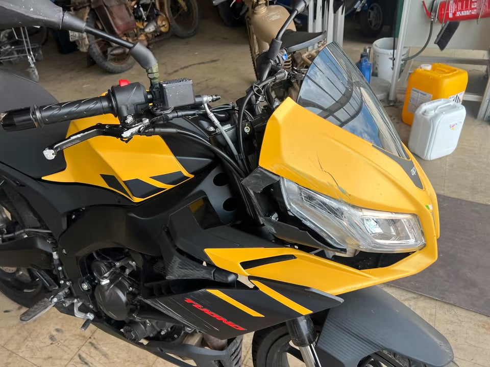 Aprilia Tuono 125 – mit Rutscher rechts