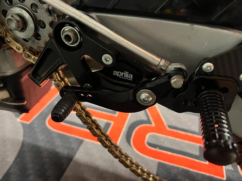 Aprilia RS 660 FußrastenAnlage Orginal Aprilia 2S001786