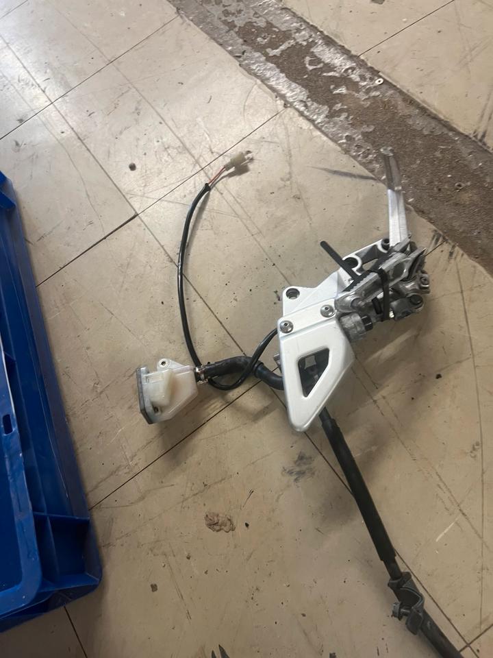 Suzuki TL1000 R Fußrasten Platte rechts Bremshebel 50€