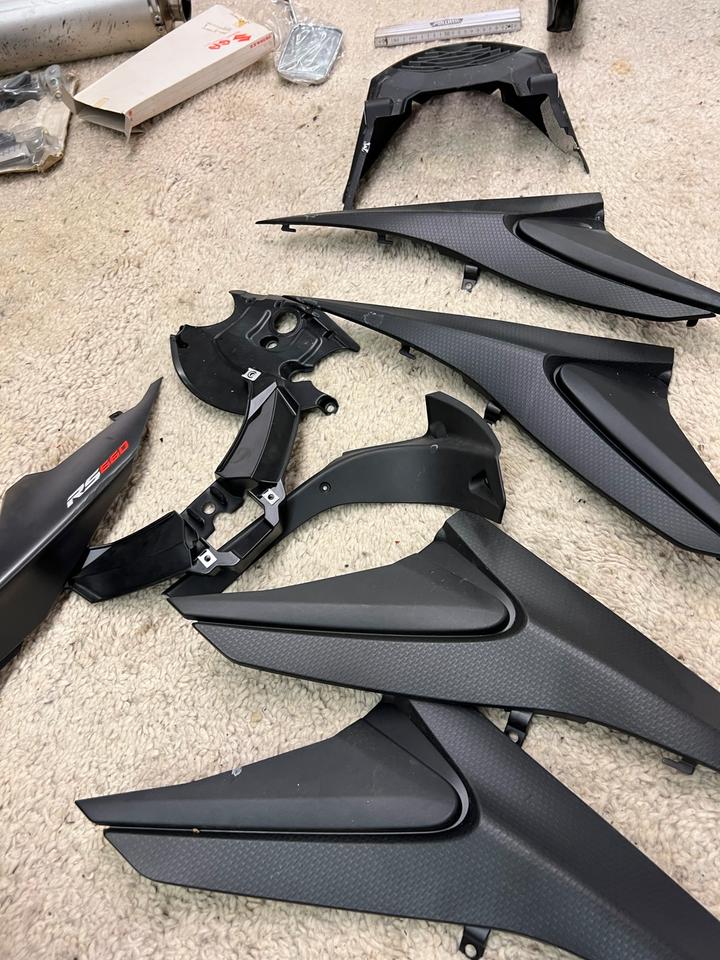 Aprilia RS 660 Verkleidung seitlich unten alles 70€