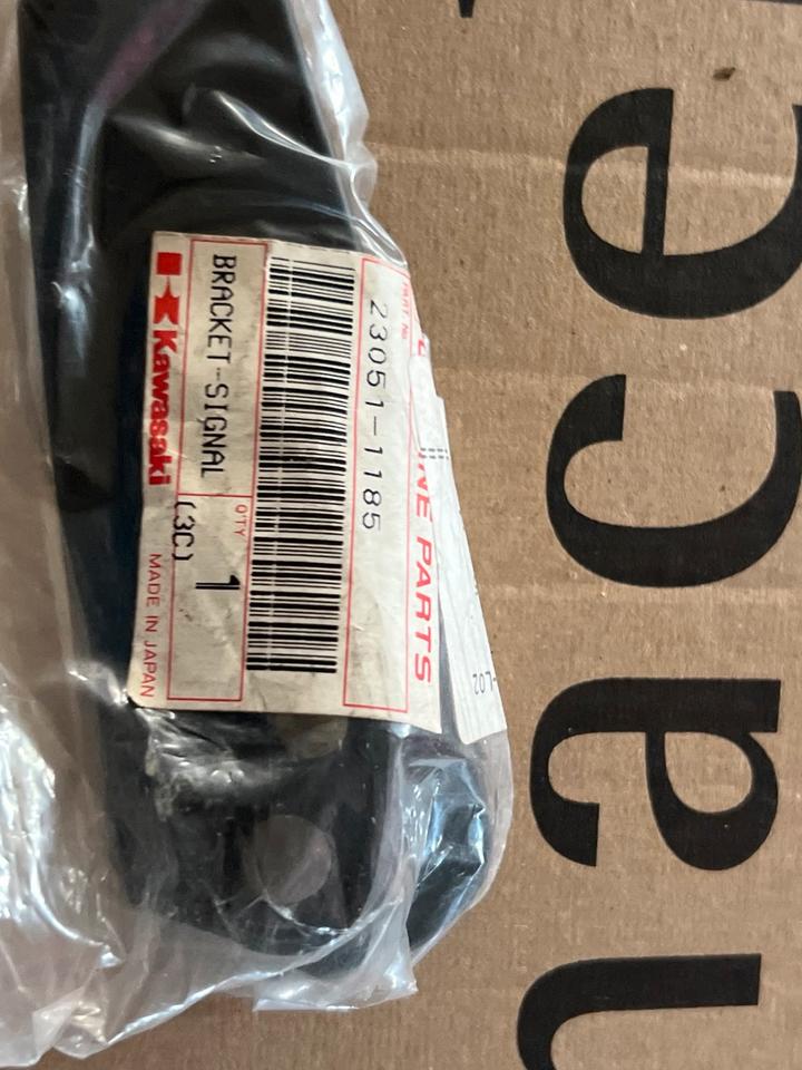 Kawasaki gpx 750 Blinker Halter 230051-1185 neu Orginal 7€