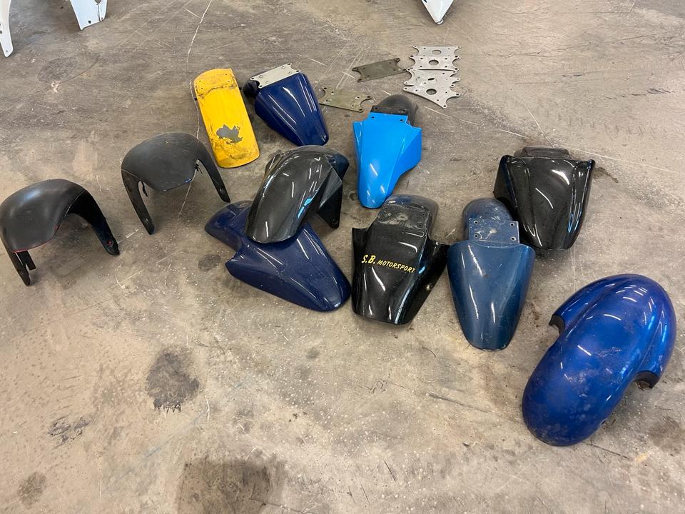 Suzuki GSXR 750 1100 kotflügl Halter je 15€
