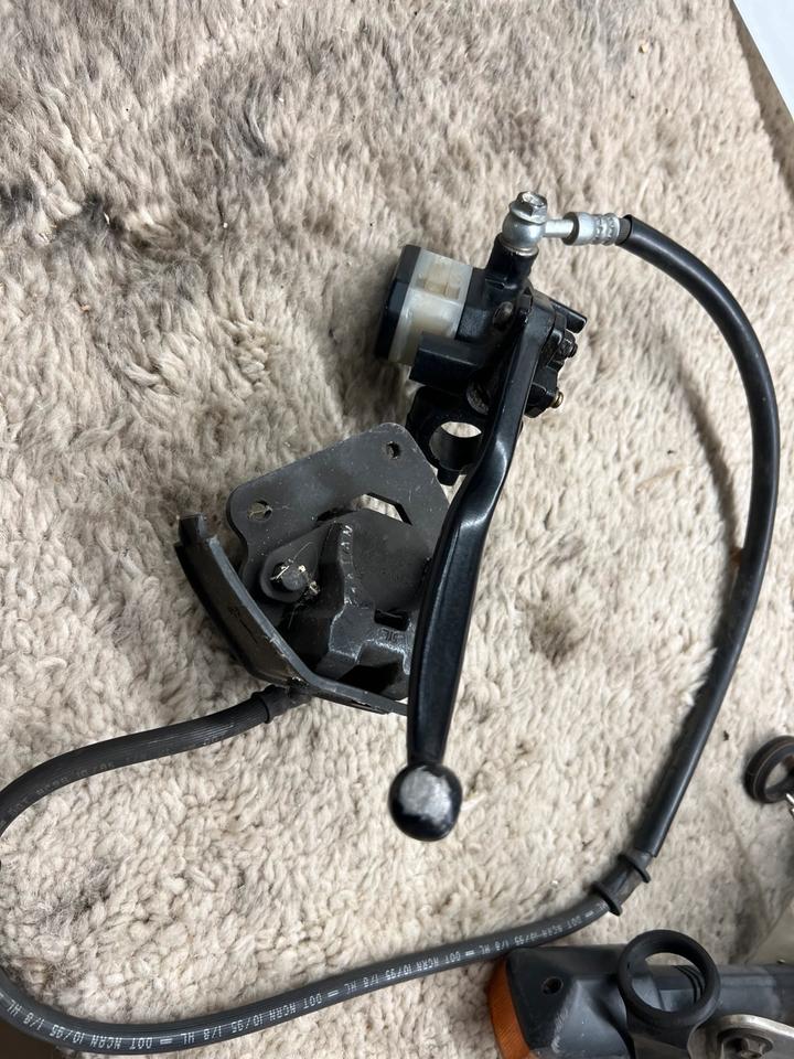 Suzuki GN 125 bremsanlage voren Bremssattel bremspume 59€