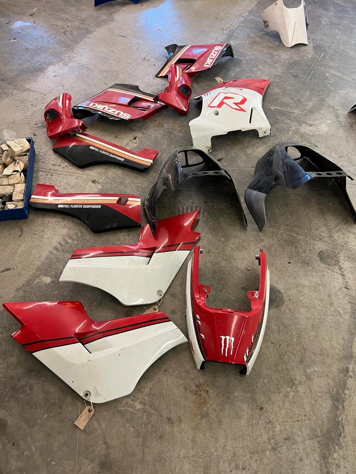 Suzuki GSXR 400 Verkleidung alles 60€