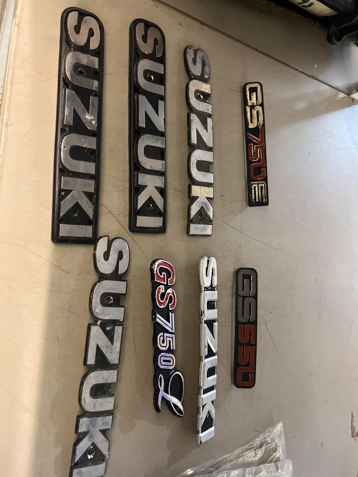 Suzuki GS 1000 GS 750 Emblem je 15€