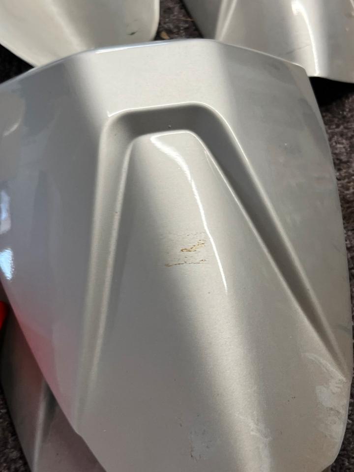 Aprilia RSV 1000 Sozius Abdeckung du’s.106201 neu je 60€