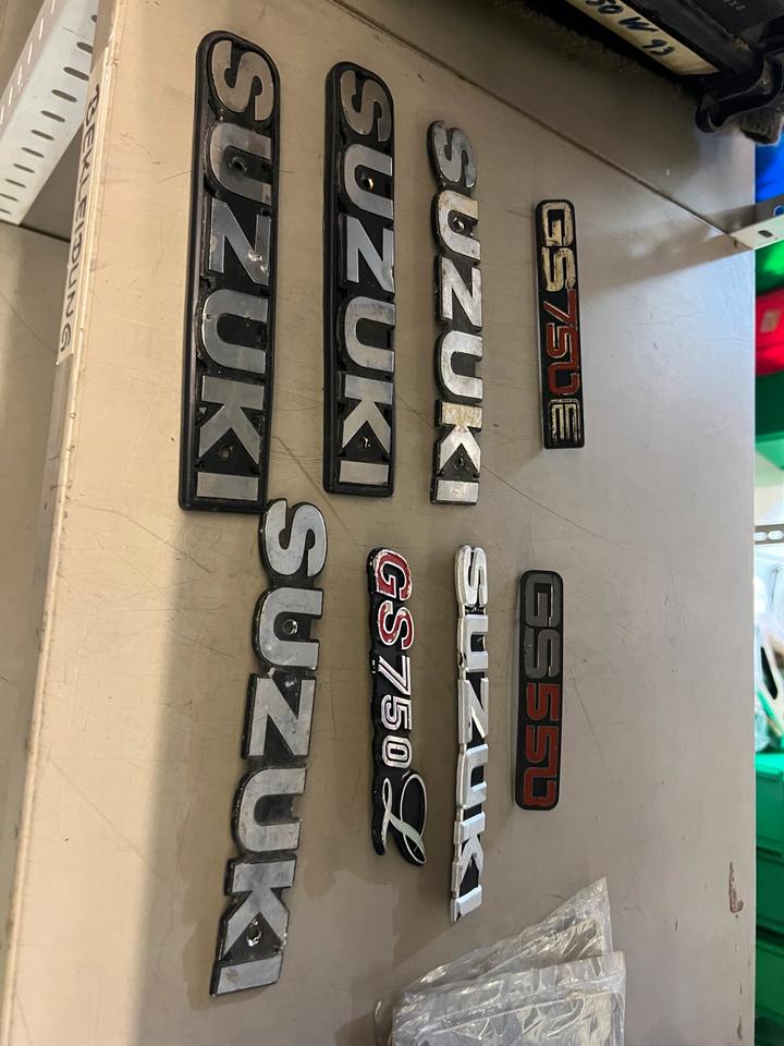 Suzuki GS 1000 GS 750 Emblem je 15€