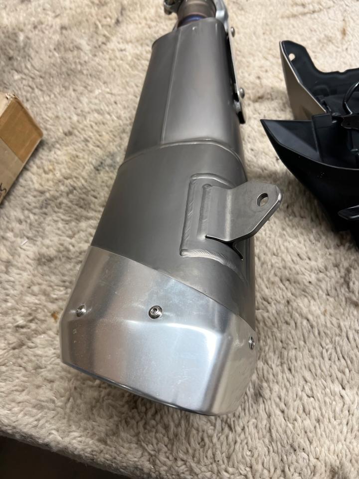 Suzuki GSXR 600 K8 Auspuff Kennzeichen Halter Orginal neu
