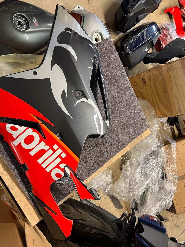 Aprilia RSV 1000 Seitenverkleidung links dis.106409 neu 220€