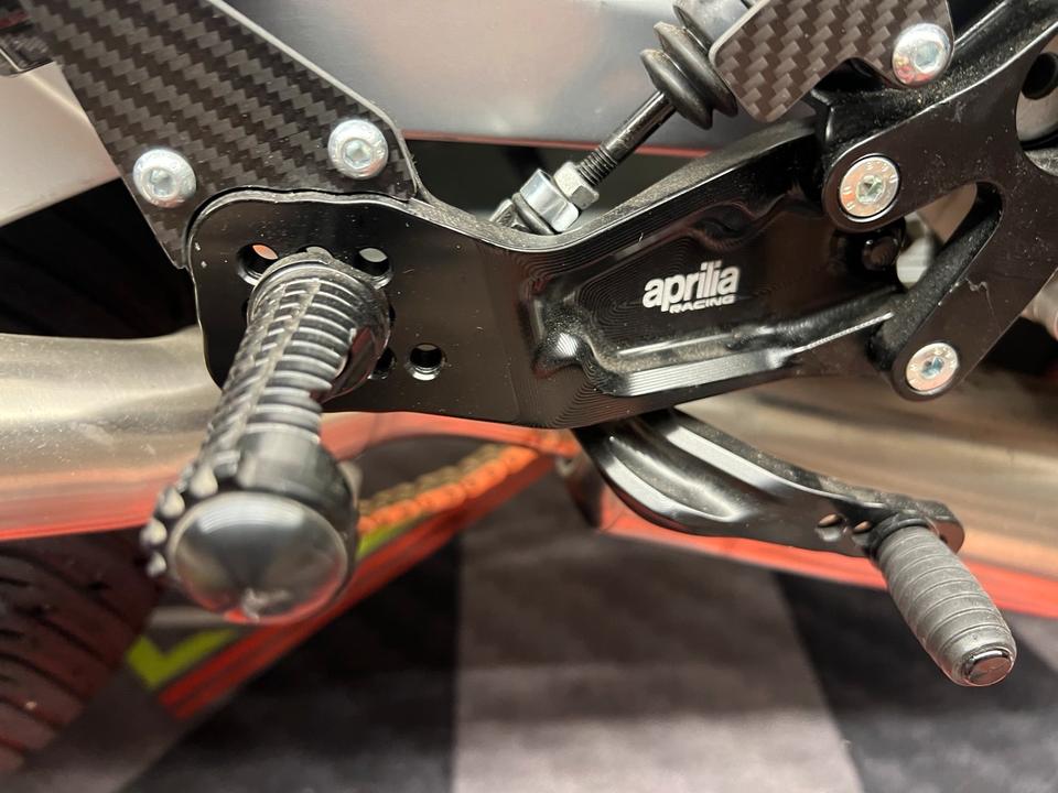 Aprilia RS 660 FußrastenAnlage Orginal Aprilia 2S001786