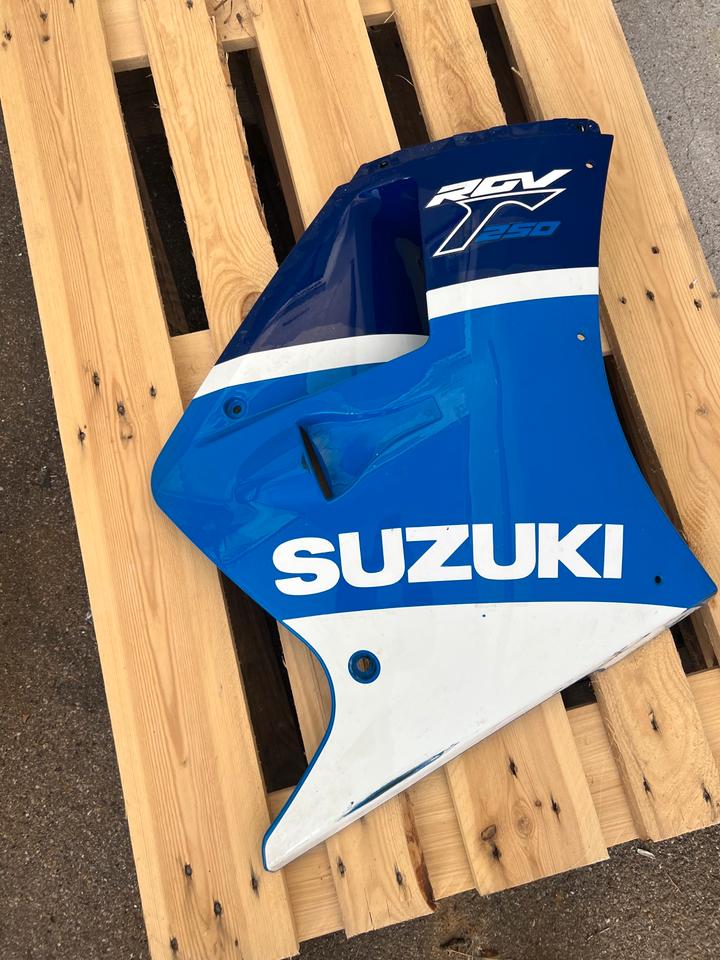 Suzuki RGV Verkleidung 94471-11C00 160€