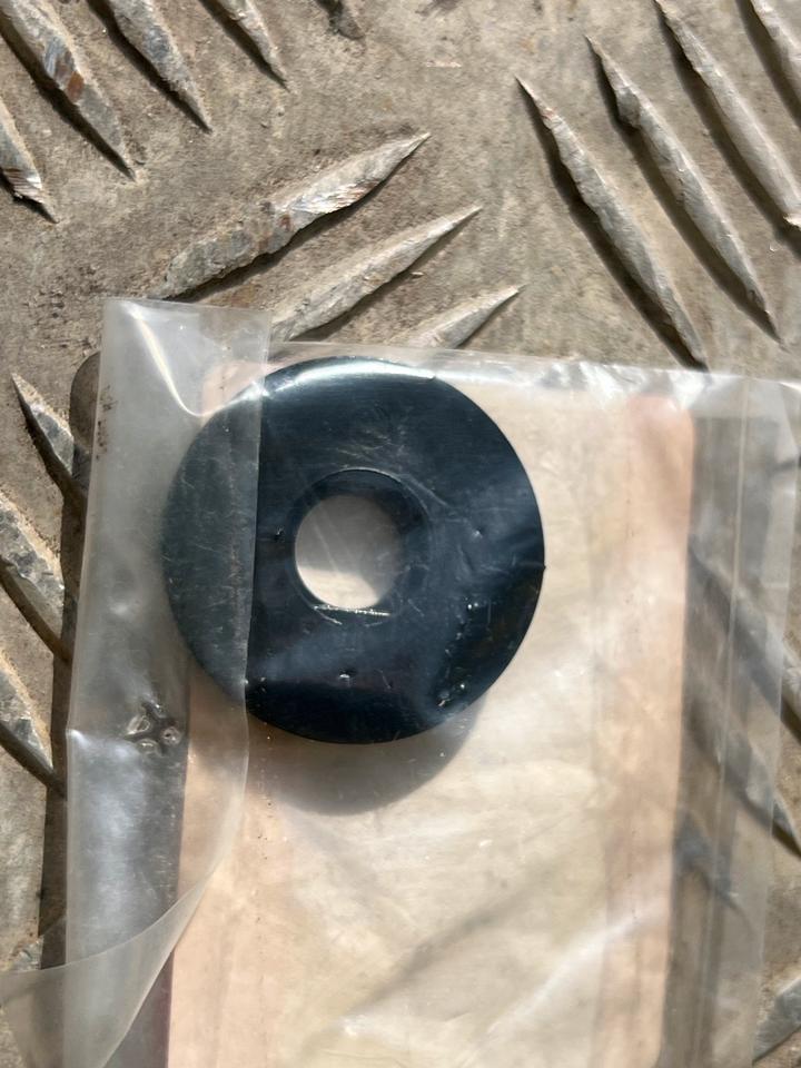 Suzuki GS 500 E Distanz Stück Gummi 35695-17C00-000